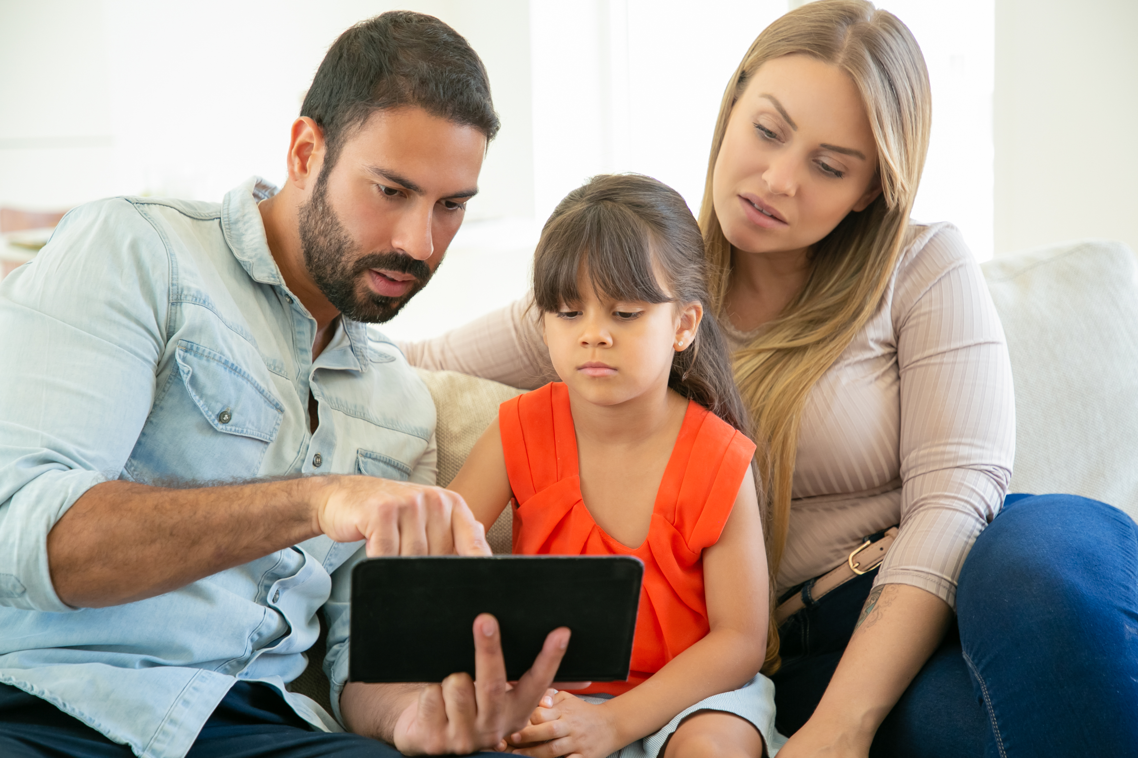 Família com tablet aprendendo